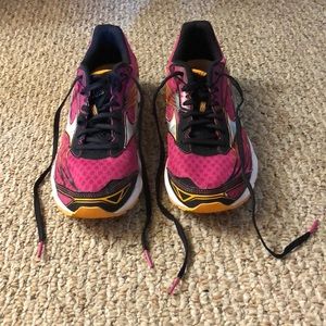 Women’s Mizuno Wave Catalyst size 9
